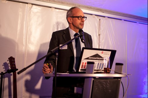 Jörg Peine-Paulsen hält einen Vortrag über IT-Sicherheit
