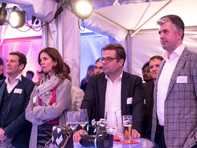 Über 100 Gäste nehmen an der Eröffnungsfeier teil