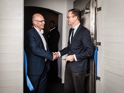 Martin Günthner beglückwünscht Herrn Andres Dickehut