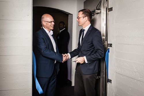 Martin Günthner gratuliert Andres Dickehut zur Rechenzentrums Eröffnung