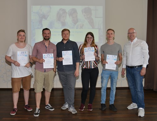 Andres Dickehut und die Gewinner des Consultix IT-Mittelstufenpreises